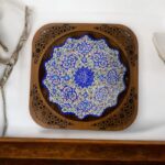 Kupferteller mit Emaille-Malerei und Holzrahmen