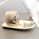 Tasse mit persischer Kalligrafie – Keramik-Set mit einem Dessertteller